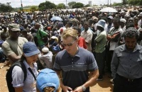 El actor se encontraba en Sudáfrica rodando una película pero se tomó tiempo para visitar la vecina Zimbabwe